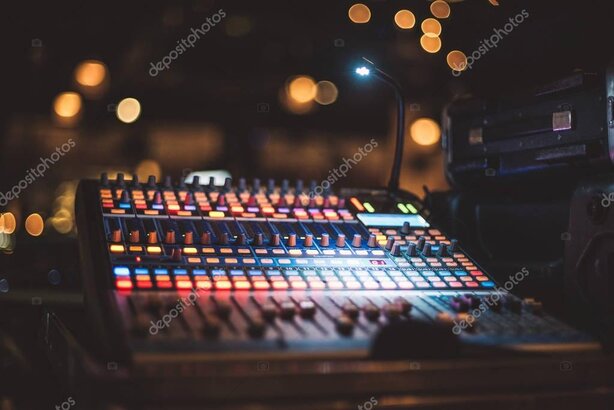 Postazione di regia audio video in un locale notturno