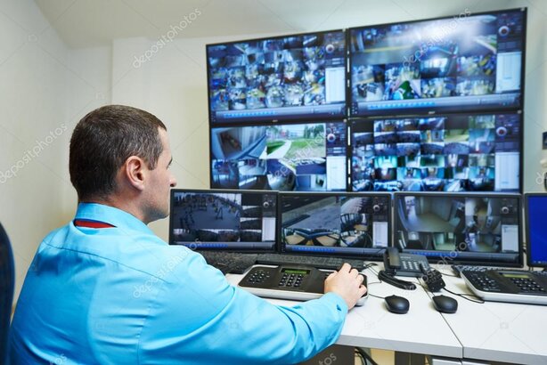 Installatore che configura un sistema di videosorveglianza in un ufficio