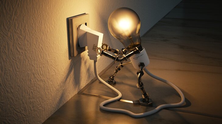 Tecnico che controlla i consumi di un ledwall tramite quadro elettrico