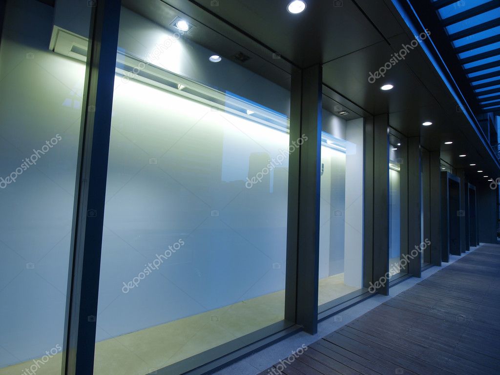 Schermo LED luminoso posizionato in una vetrina