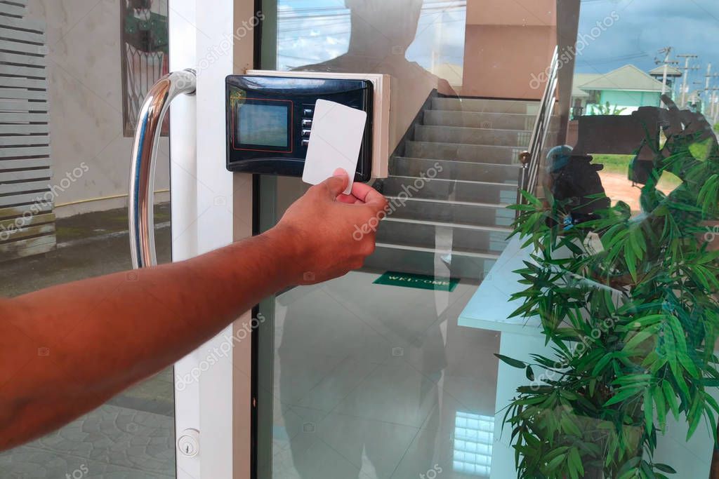 Lettore di controllo accessi montato vicino a una porta