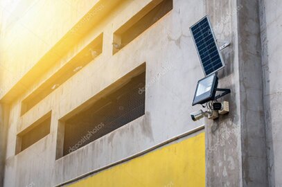 Tecnico che controlla un impianto di videosorveglianza davanti a uno schermo LED