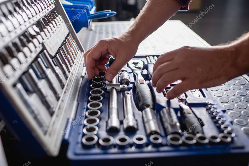 Tecnico che effettua manutenzione su un rack audio video