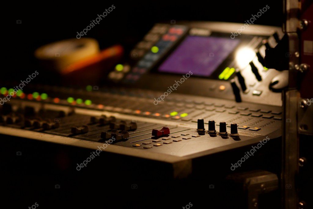 Tecnico che regola un mixer audio durante un evento live