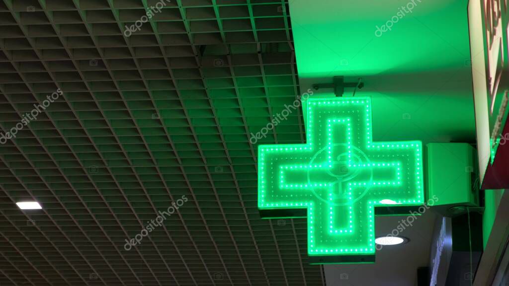 Farmacia con insegna LED e schermo informativo