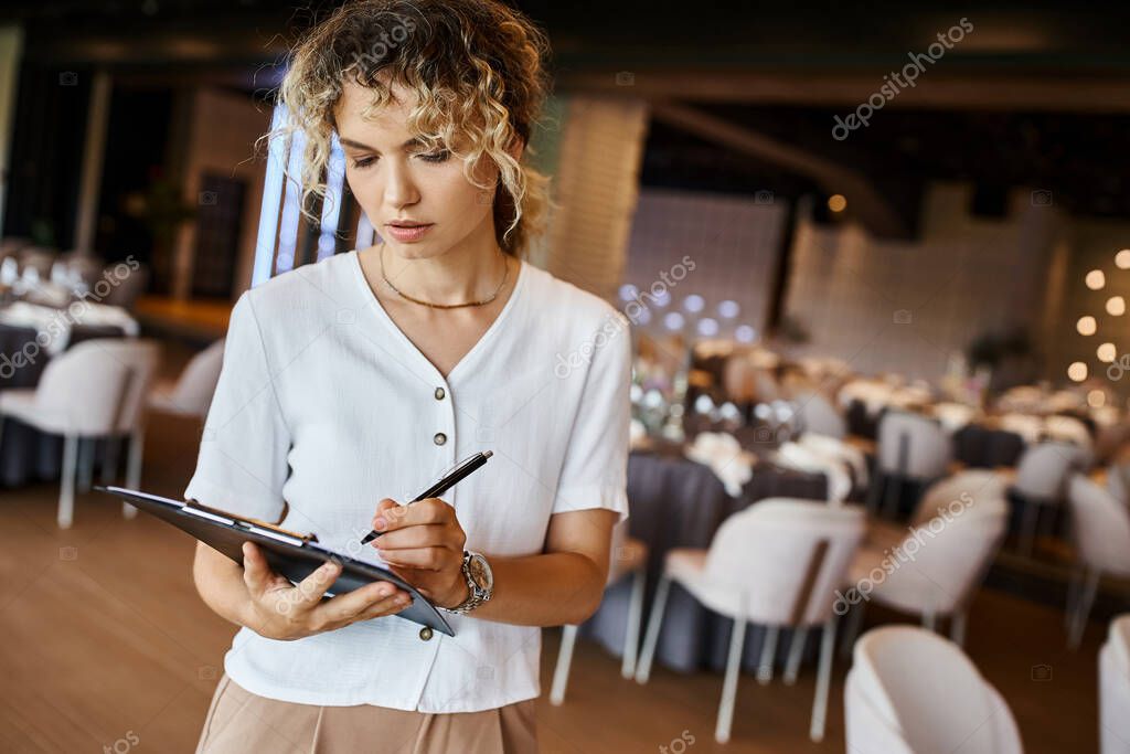 Tecnico che coordina lo svolgimento di un evento da backstage