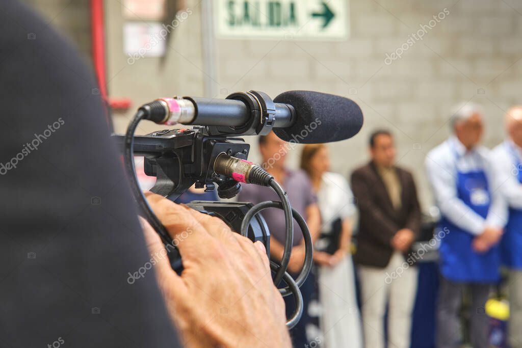 Sala conferenze allestita con impianto audio video per evento aziendale