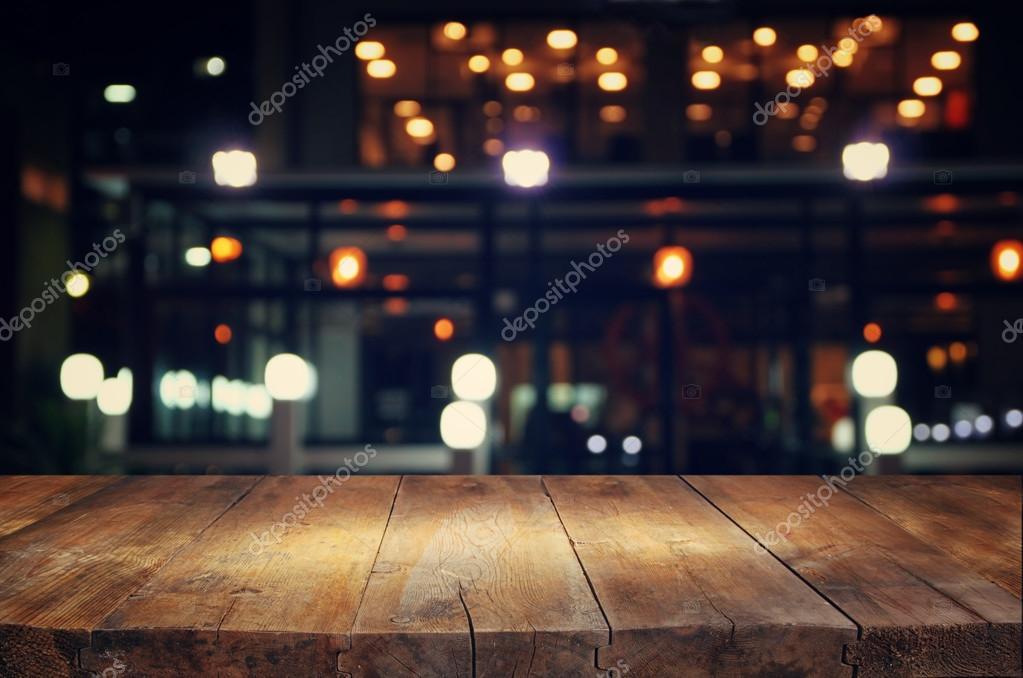 Locale con schermo LED che mostra il menu