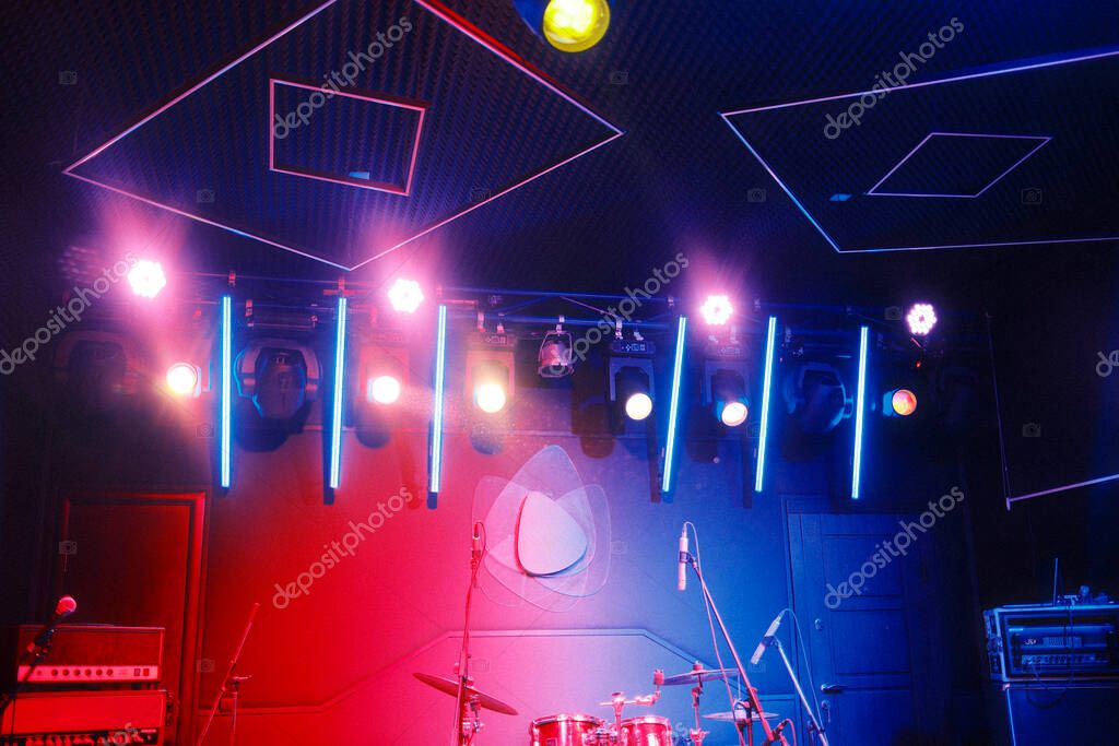 Locale con palco per musica live e impianto audio video